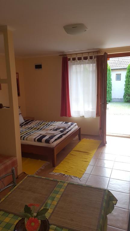 Okker Apartman Gyula Værelse billede